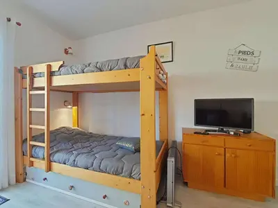 Un ou plusieurs lits dans un hébergement de l'établissement Studio cosy avec jardinet à 300m de la plage - 4 couchages - FR-1-224B-689