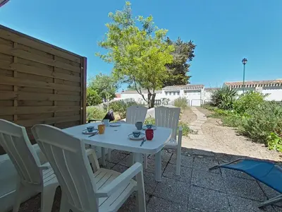 Balcon ou terrasse dans l'établissement Studio cosy avec jardinet à 300m de la plage - 4 couchages - FR-1-224B-689