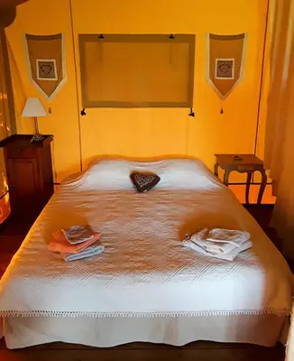 Un ou plusieurs lits dans un hébergement de l'établissement Le Lodge de Loge & Broc