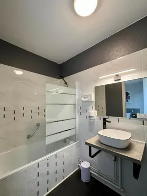 Salle de bains dans l'établissement Logis Hôtel de la Bruyere