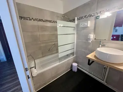 Salle de bains dans l'établissement Logis Hôtel de la Bruyere