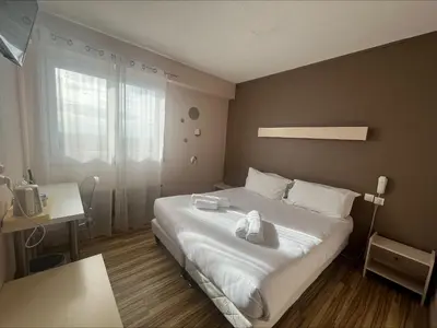 Un ou plusieurs lits dans un hébergement de l'établissement Logis Hôtel de la Bruyere