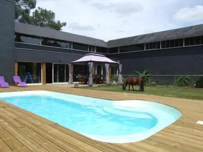 Piscine de l'établissement Le Clos du Chêne ou située à proximité