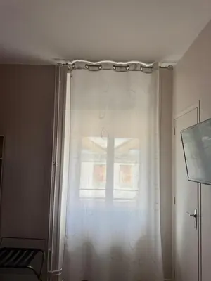 Télévision ou salle de divertissement dans l'établissement Cit'Hôtel l'Europe - Cholet Gare