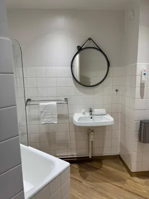 Salle de bains dans l'établissement Cit'Hôtel l'Europe - Cholet Gare