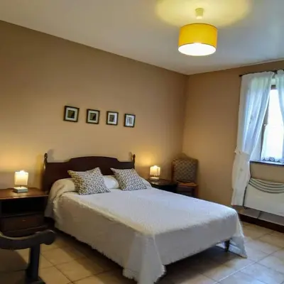 Un ou plusieurs lits dans un hébergement de l'établissement Charming Courtyard cottage 25kms Puy du Fou