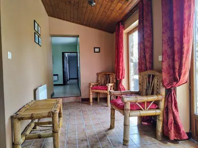 Coin salon dans l'établissement Charming Courtyard cottage 25kms Puy du Fou