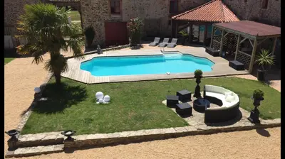 Piscine de l'établissement Logis de la Clartière ou située à proximité