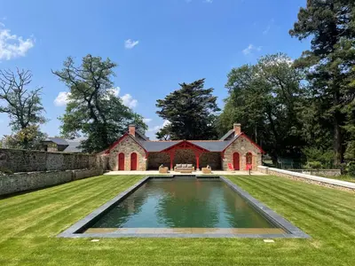 Piscine de l'établissement Chateau LE BROSSAY ou située à proximité