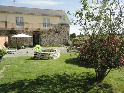 Jardin de l'établissement Gîte les blés dorés à 7 km de DERVAL.