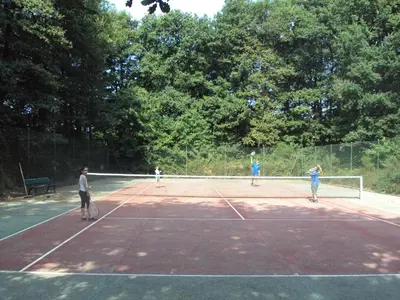 Tennis ou squash au sein de le village vacances ou à proximité