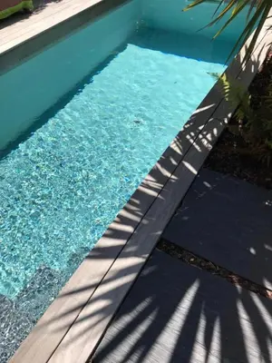 Piscine de l'établissement Le Nid du Héron, maison avec piscine chauffée privative au cœur de Nantes ou située à proximité