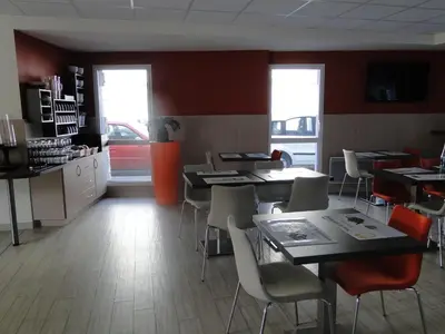 Cuisine ou kitchenette dans l'établissement The Originals Access, Hôtel Cholet Gare