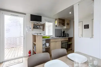 Cuisine ou kitchenette dans l'établissement Mobil-home 4 personnes proche plage - Mobil-home 3 pièces 4 personnes MAE-8963