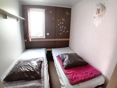 Un ou plusieurs lits dans un hébergement de l'établissement Mobil-home 4 personnes proche plage - Mobil-home 3 pièces 4 personnes MAE-8963