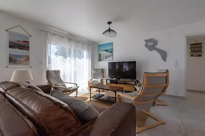 Télévision ou salle de divertissement dans l'établissement La désirée