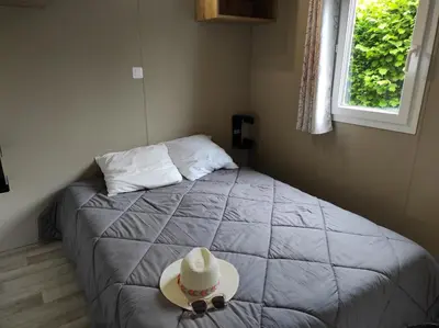 Un ou plusieurs lits dans un hébergement de l'établissement Camping le Rouge Gorge **** 10' Puy du Fou