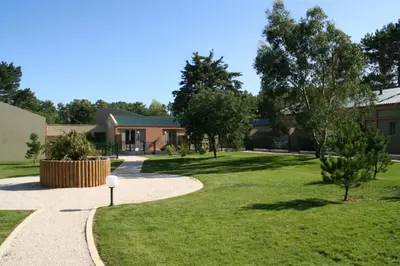 Jardin de l'établissement Cottages des Pins
