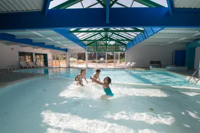 Piscine de l'établissement Cottages des Pins ou située à proximité