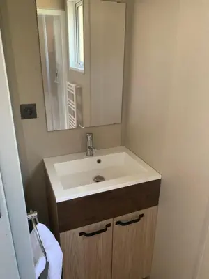Salle de bains dans l'établissement Le Domaine des Pins