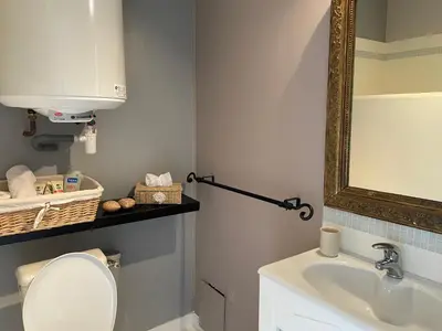 Salle de bains dans l'établissement La Charaudière
