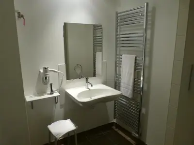 Salle de bains dans l'établissement Hôtel Terminus