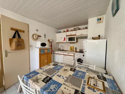 Cuisine ou kitchenette dans l'établissement Appartement Calme avec Terrasse et Garage à Saint-Jean-de-Monts - FR-1-323-145