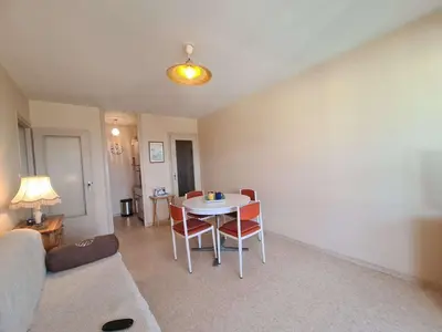 Coin salon dans l'établissement Appartement 2 pièces avec balcon proche plage et commerces à Saint-Hilaire-de-Riez - FR-1-224C-21