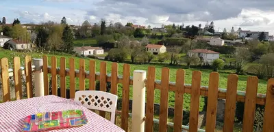 Balcon ou terrasse dans l'établissement Gîte Ker André à 15 minutes du Puy du Fou