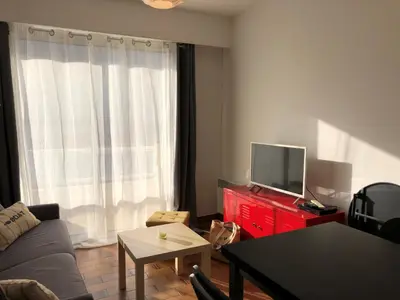 Télévision ou salle de divertissement dans l'établissement Location Vacances : Appartement 1 Chambre pour 2, proche plage à Saint Jean de Monts - FR-1-323-106