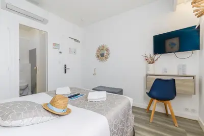 Télévision ou salle de divertissement dans l'établissement Hotel La Cote Oceane - Saint Jean de Monts