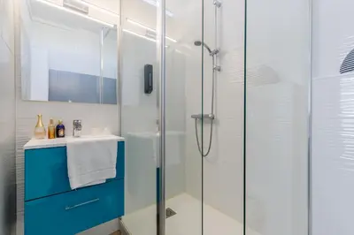 Salle de bains dans l'établissement Hotel La Cote Oceane - Saint Jean de Monts