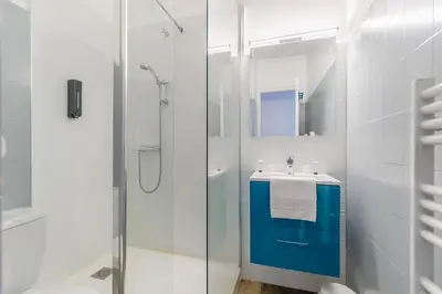 Salle de bains dans l'établissement Hotel La Cote Oceane - Saint Jean de Monts