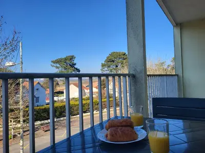 Balcon ou terrasse dans l'établissement Appartement rustique proche plage et base nautique, stationnement inclus - FR-1-364-79