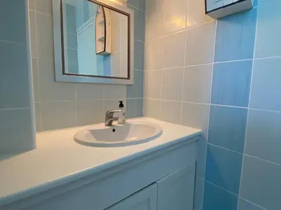 Salle de bains dans l'établissement Appartement rustique proche plage et base nautique, stationnement inclus - FR-1-364-79