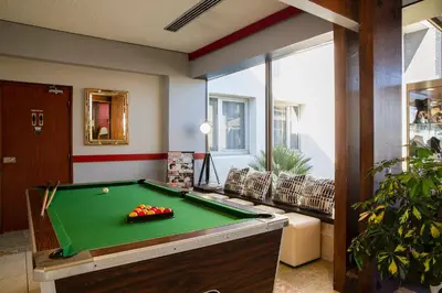 Billard dans l'établissement Logis Hotels, Hôtel Aquilon, Saint-Nazaire