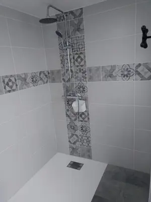 Salle de bains dans l'établissement GITE IZALIN AVEC SPA A 20 min du Puy du Fou