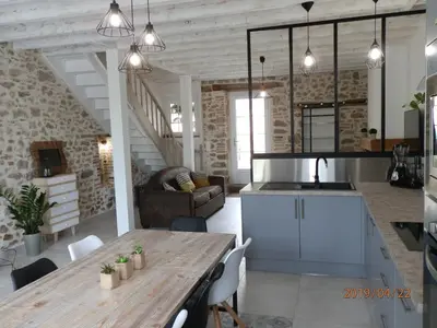 Cuisine ou kitchenette dans l'établissement GITE IZALIN AVEC SPA A 20 min du Puy du Fou