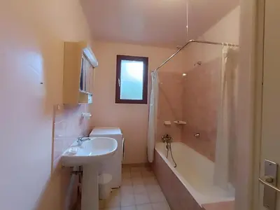 Salle de bains dans l'établissement Maison familiale à 750m de la plage, jardin et parking privé - FR-1-364-84