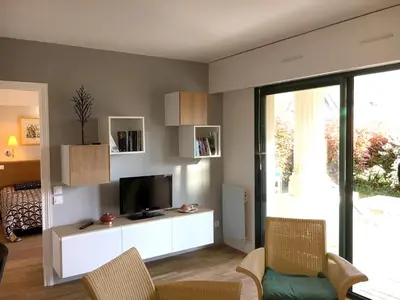 Télévision ou salle de divertissement dans l'établissement Appartement cosy à Saint-André-des-Eaux de 47 m² avec jardin