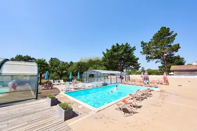 Piscine de l'établissement Glamping Vendée ou située à proximité