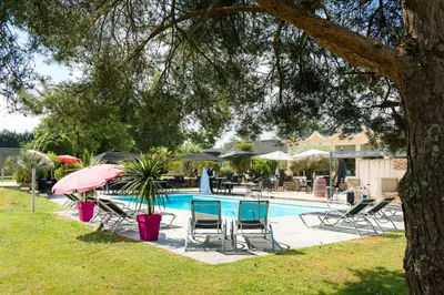 Piscine de l'établissement Brit Hotel Nantes Vigneux - L'Atlantel ou située à proximité