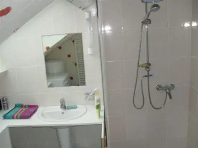Salle de bains dans l'établissement Le Logis Solidaire