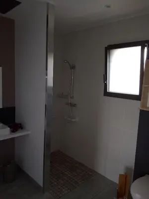 Salle de bains dans l'établissement Au refuge des farfas