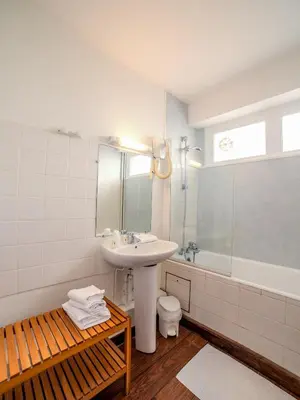 Salle de bains dans l'établissement Hôtel de la Vendée