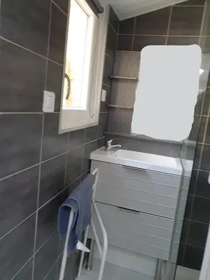 Salle de bains dans l'établissement Pousse le portail et pose toi sur la plage