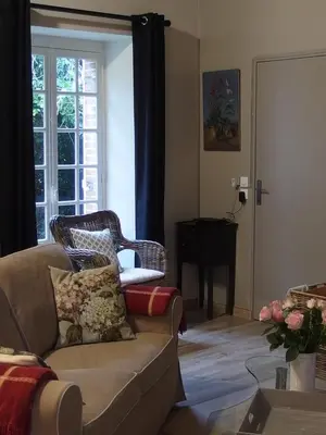 Coin salon dans l'établissement Au calme dans la campagne du Haut Anjou
