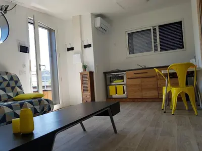 Télévision ou salle de divertissement dans l'établissement Angers Green Lodge - Yellow Sun Appartement