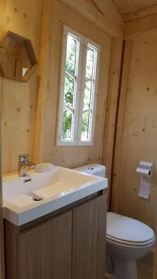 Salle de bains dans l'établissement Les CASAS La Champrenière