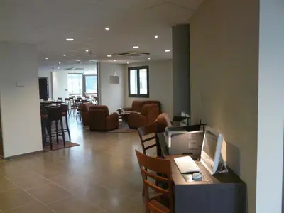 Télévision ou salle de divertissement dans l'établissement Escale Oceania Nantes Aéroport